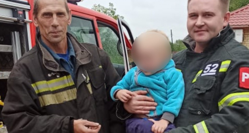 В Спирово 2-х летний мальчик оказался в заблокированной машине