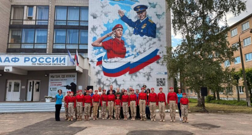 Портрет Героя России Сергея Свешникова появился на стене здания ДОСААФ в Твери