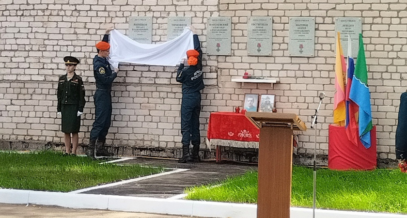 В Андреапольской школе №2 открыли мемориальные доски в память о героях-одноклассниках