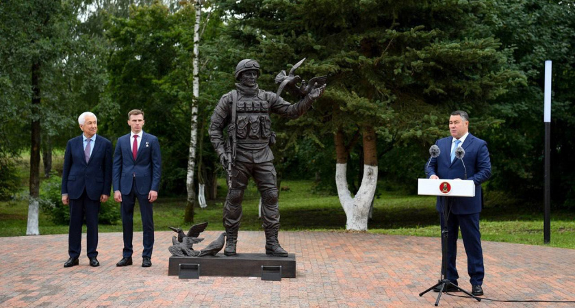 Символ мира и справедливости: во Ржеве открыли памятник участникам спецоперации