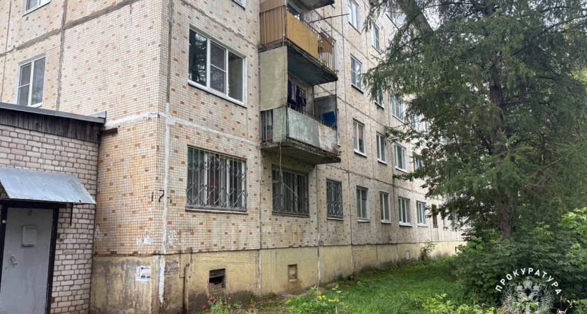 Ребенок выпал из окна второго этажа в Вышнем Волочке