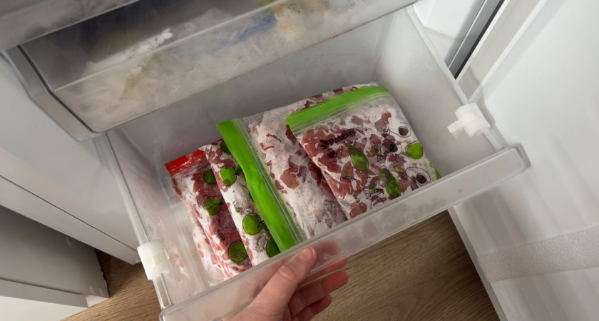 Не повторяйте моих ошибок: вот сколько на самом деле можно хранить курицу, свинину и говядину в морозилке