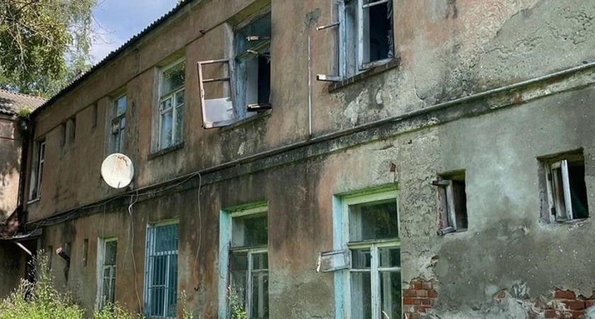 СК России возбудил уголовное дело из-за нерасселения 100-летнего аварийного дома в Осташкове