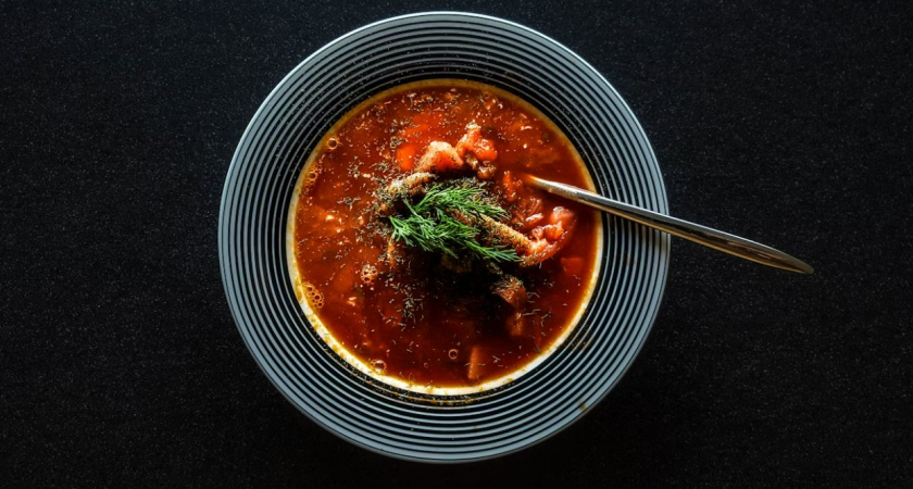 Варю настоящий борщ, а не суп со свеклой: нашла рецепт в книге 1952 года. Есть всего 2 тонкости: от них зависит вкус и рубиновый цвет