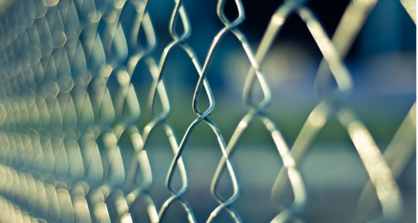 Почему бывшие заключенные всегда сидят на корточках: история необычной привычки