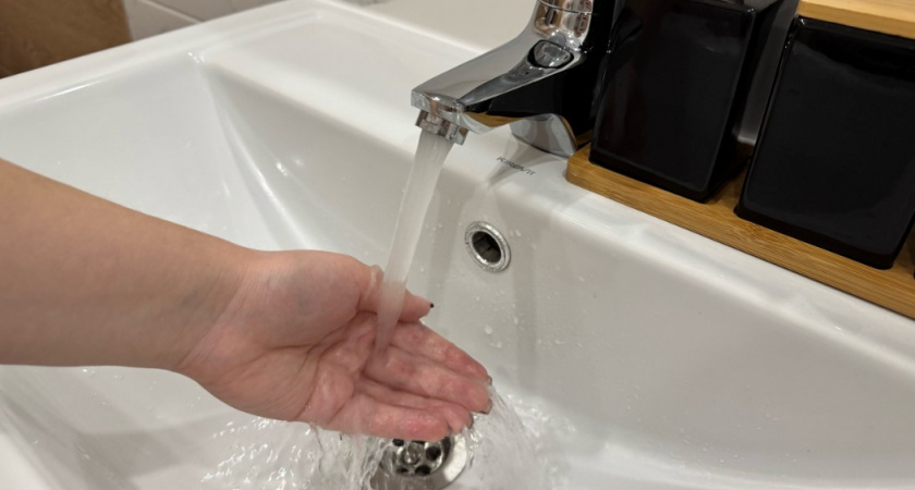 Засунула бутылку от кефира в слив раковины - и хлопаю в ладоши своей смекалке: засора как не бывало - лайфхак