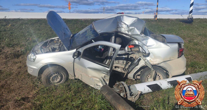 На трассе М-9 в Тверской области Renault Logan врезался в опору ЛЭП и улетел в кювет