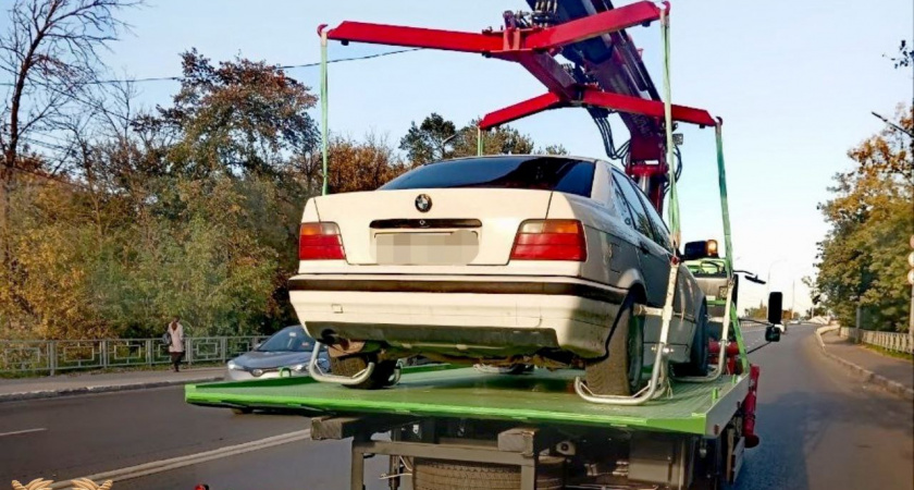 В Твери трехлетний ребенок находился в автомобиле без детского кресла и с водителем без прав 