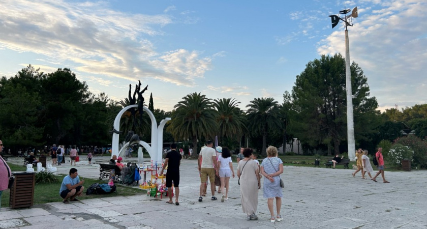 В Москве над такими зарплатами смеются, а в Абхазии на нее шикуют: вот сколько получают местные в Стране Души