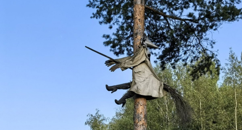 Композиция с ведьмой на дереве привлекла внимание жителей Вышнего Волочка