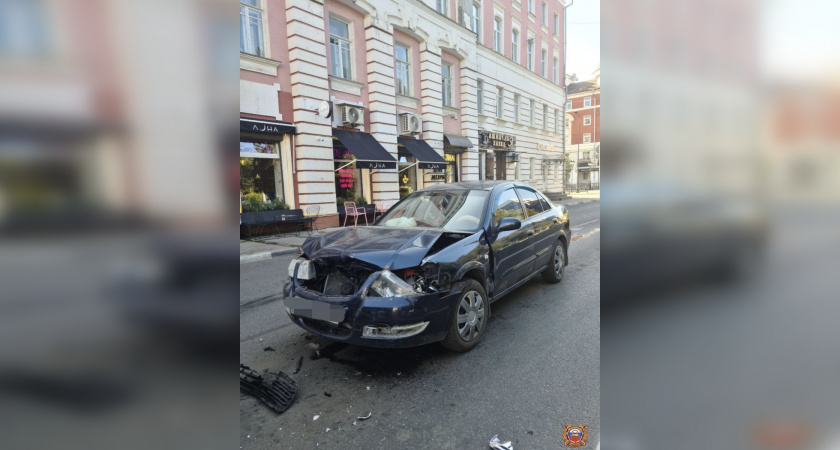 В центре Твери Nissan врезался в стоявшую на светофоре Mazda