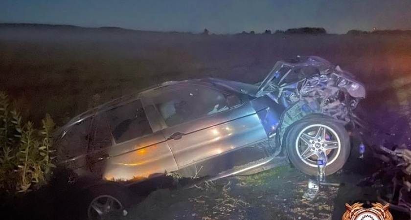 BMW столкнулась с трактором в Конаковском округе: трое пострадавших