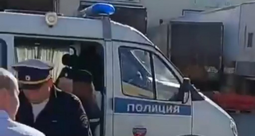 Әйел дәрігердің алдында жалаңаш адам