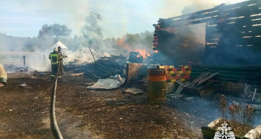 Четыре пожарные части участвовали в тушении дома в Тверской области
