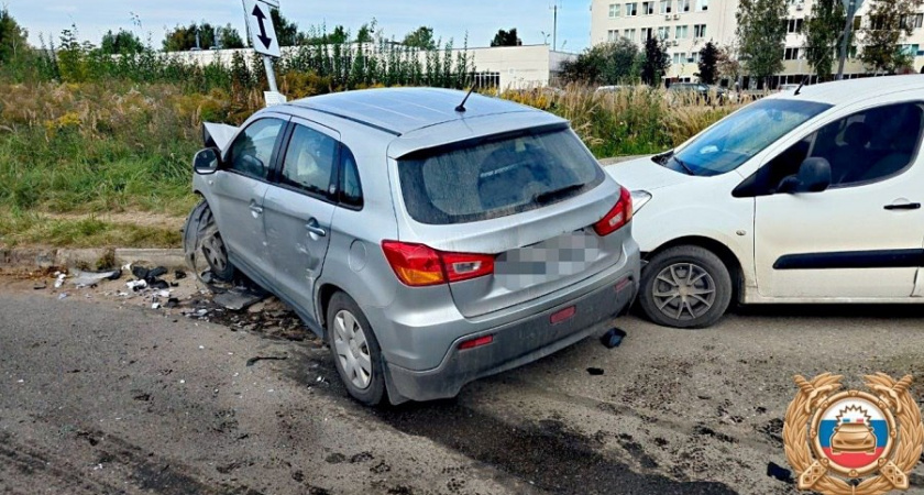 Столкновение трех автомобилей парализовало движение на улице Фрунзе в Заволжском районе Твери