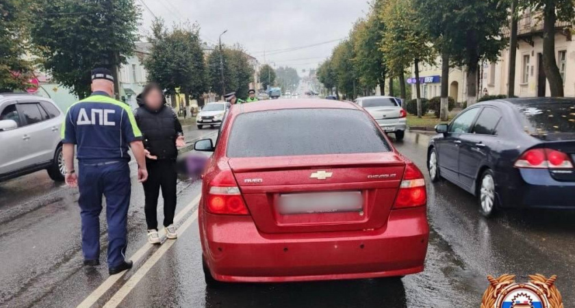 Водитель Chevrolet Aveo сбила женщину, выбежавшую на проезжую часть в Ржеве