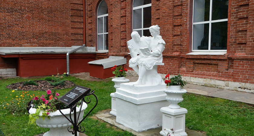 Тверская скульптура «Две школьницы» обрела вторую жизнь после реставрации