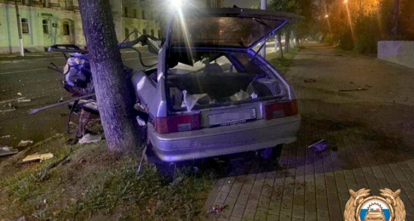 Водитель ВАЗ-2114 протаранил рекламный щит на проспекте Ленина в Твери