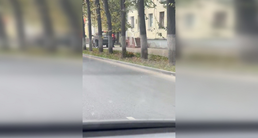 "Мне можно": тверичанин устроил парковку для VIP-персоны на тротуаре