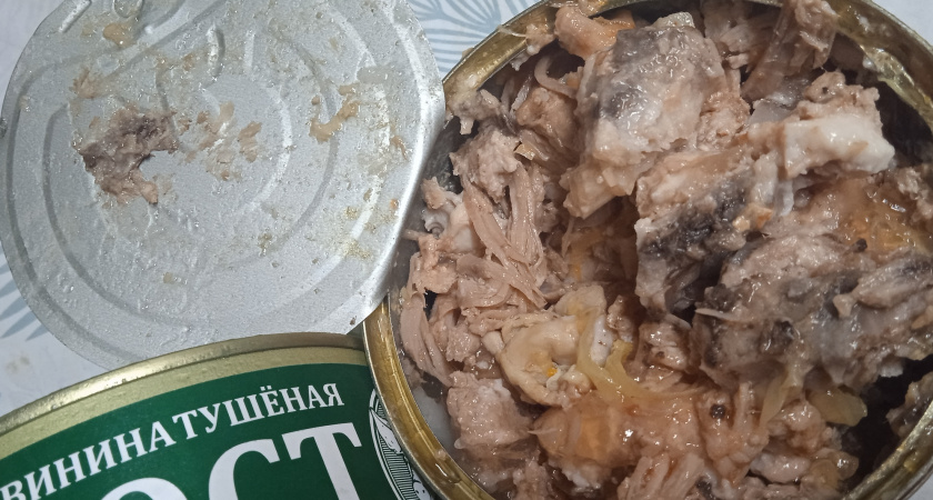 «Даже собаки рычат»: жительница Нелидово рассказала о жуткой тушенке