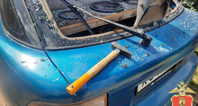 Конаковский житель задержан за умышленную порчу автомобиля соседа молотком