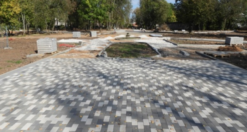 Парковые дорожки в Калязине выложили мозаичной брусчаткой