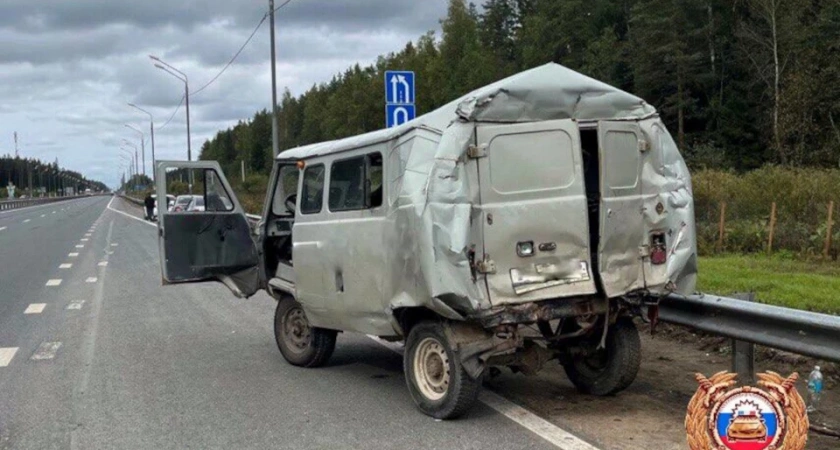Два человека пострадали при столкновении грузовика с УАЗом на трассе М-10 под Торжком