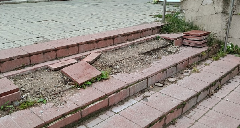 В городе Удомля власти не спешат ремонтировать лестницу, на которой травмировалась женщина