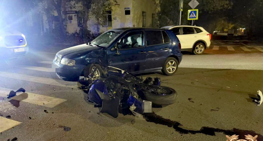 Байкер без прав и документов столкнулся с автомобилем в Твери и взлетел в воздух (ВИДЕО)