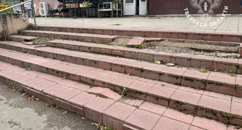  За яму на тротуаре – в суд: в Удомле чиновников обвиняют в халатности