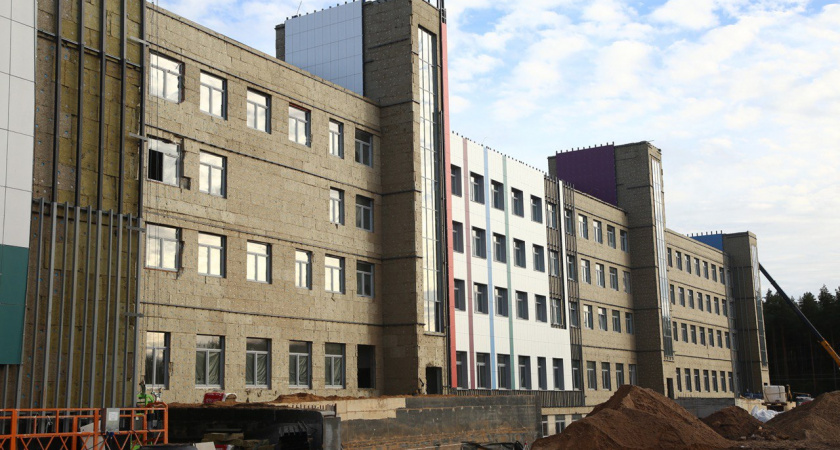 180 специалистов возводят кровлю и фасады новой Детской областной больницы в Твери