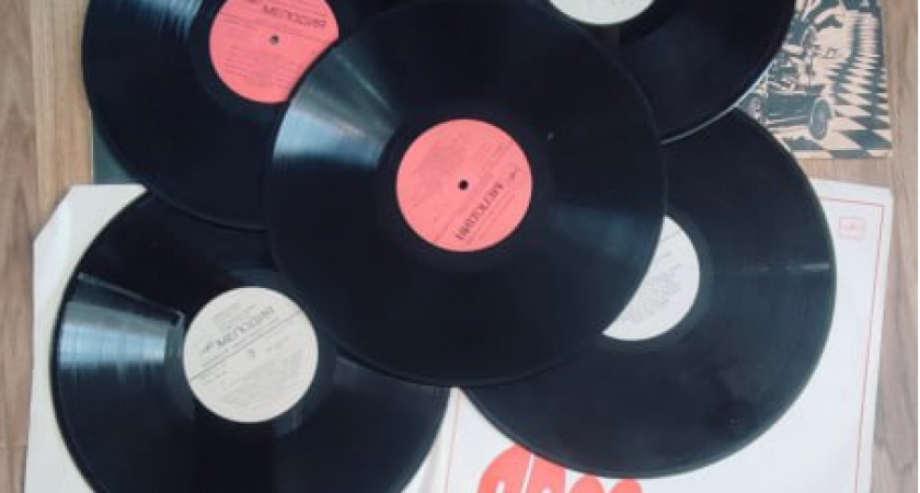 Виниловые пластинки и подарочные альбомы: винтажная коллекция стала предметом кражи в тверской квартире