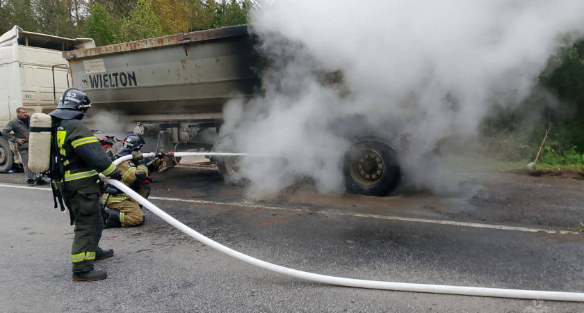 Грузовик со щебнем стал причиной ЧП на федеральной трассе «Золотое кольцо» в Тверской области