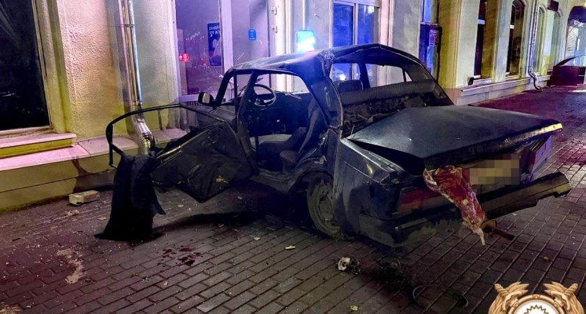 На проспекте Ленина в Твери автомобиль врезался в фасад жилого дома