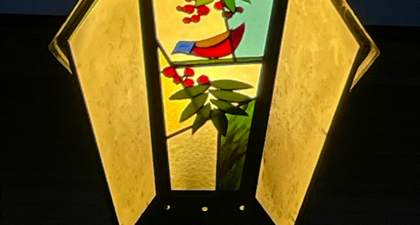 В Твери на Трехсвятской улице появился витражный фонарь