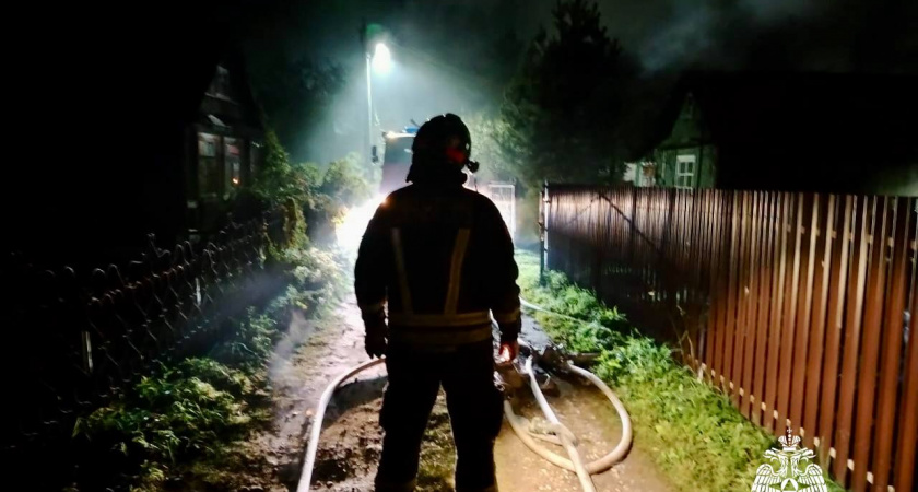 Дачный дом полностью сгорел при пожаре в СНТ под Тверью