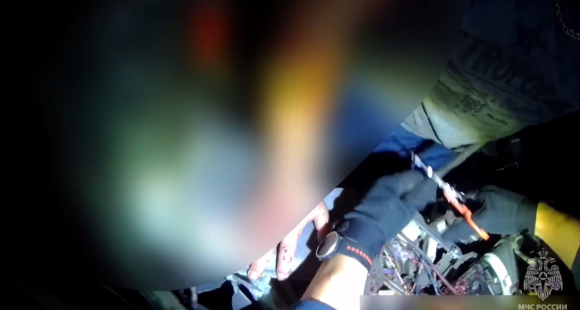 МЧС Тверской области опубликовало видео спасения человека из поврежденного автомобиля
