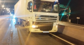 В Тверской области фура сбила человека, переходившего трассу на "красный"