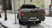 В Твери водителя Toyota Hilux оштрафовали за парковку на тротуаре: инспекторы нашли нарушителя по фото