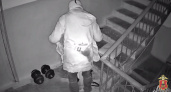 В Твери мужчина попытался украсть гантели из подъезда, но не смог унести тяжесть