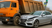 В Тверской области на трассе М-10 столкнулись КамАЗ и Mercedes — водитель грузовика пострадал