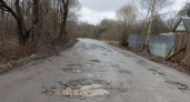 В Тверской области вновь жалуются на убитую дорогу: улица Центральная в Ржеве больше похожа на кратеры Луны