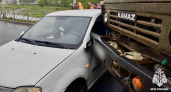 В Твери столкнулись КамАЗ и Renault: женщину-водителя иномарки зажало в салоне