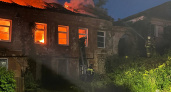 Спасатели эвакуировали 12 человек из охваченного пламенем дома в Старице