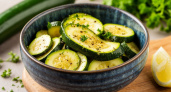 Кабачки летом не жарю и не запекаю: закуска к мясу за 15 минут - гости всегда требуют добавки
