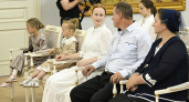 В День семьи, любви и верности многодетным родителям Верхневолжья вручили награды 