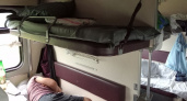 «Пришлось загонять наверх с полицией»: битва за нижнюю полку глазами проводников