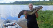 Жительница Вышнего Волочка добыла гигантскую рыбу в местном водоеме