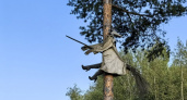 Композиция с ведьмой на дереве привлекла внимание жителей Вышнего Волочка