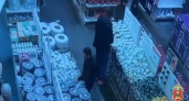 В Твери отец и сын переклеивали штрих-коды в гипермаркете, чтобы сэкономить на товарах